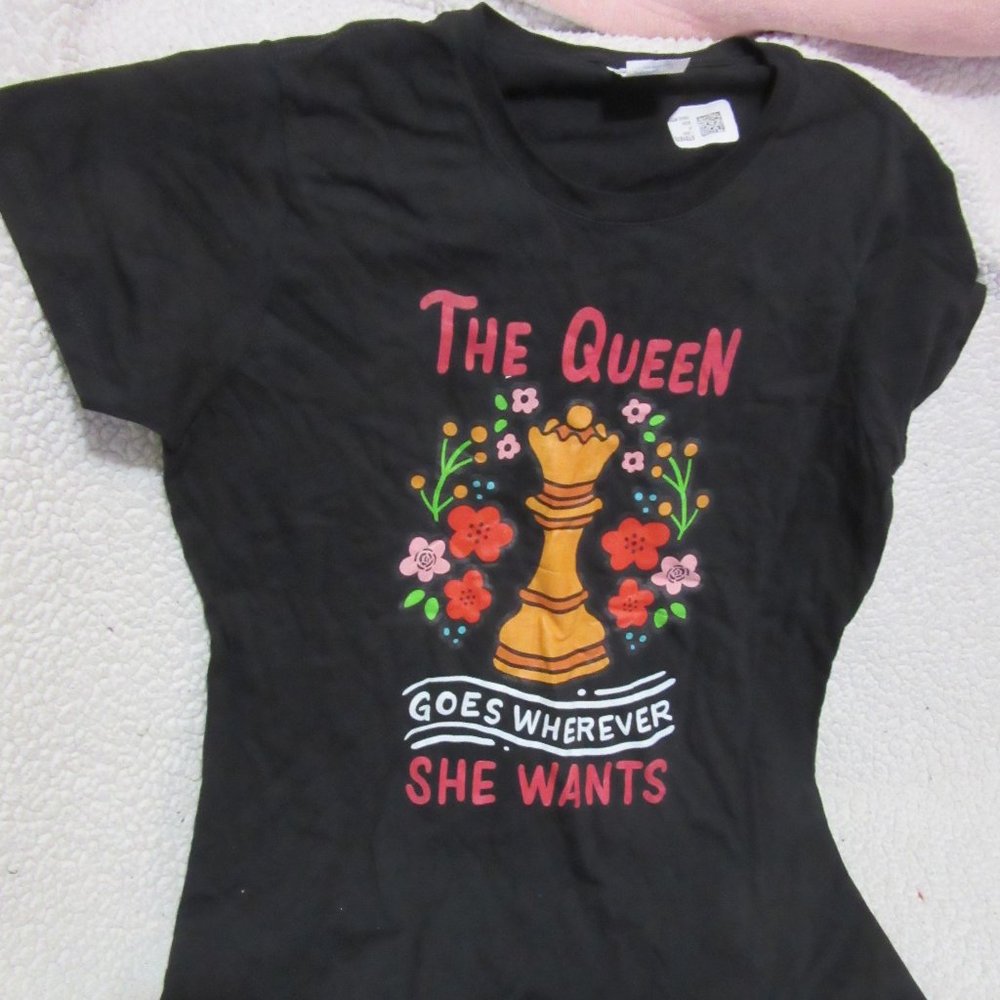 The Queen Goes Wherever She Wants Women's Medium T-shirt Chess Queens Gambit NWT